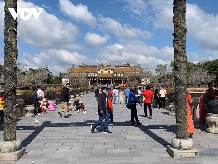 Khu Di sản Huế thu hút khách du Xuân những ngày đầu năm mới.