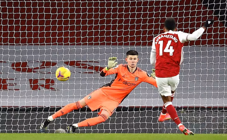 Aubameyang đá phạt đền thành bàn, nâng tỷ số lên 2-0. Ảnh: PA.