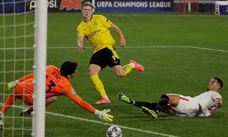 Dortmund trừng phạt những khoảnh khắc lơ là của đối thủ để giành chiến thắng. Ảnh: EPA.