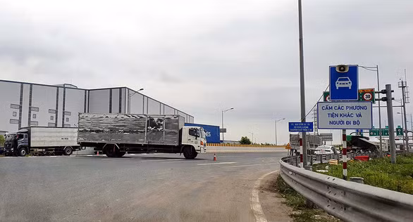 Do quy định khắt khe của Hải Phòng nên nhiều xe chở hàng xuất khẩu của Hải Dương phải quay đầu trở về - Ảnh: T.THẮNG