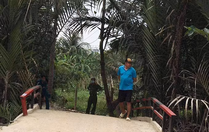 Cảnh sát khám nghiệm hiện trường. Ảnh: Nhật Vy.