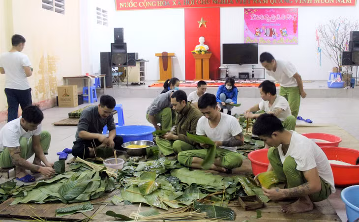Các học viên tham gia gói bánh trưng ngày Tết.