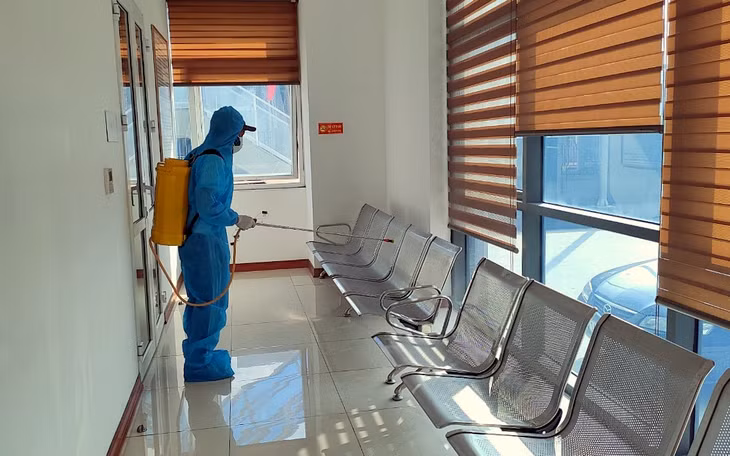 Khu vực ghế ngồi đợi tiếp công dân của trụ sở UBND TP Hạ Long cũng được khử khuẩn toàn bộ bằng Cloramin-B.