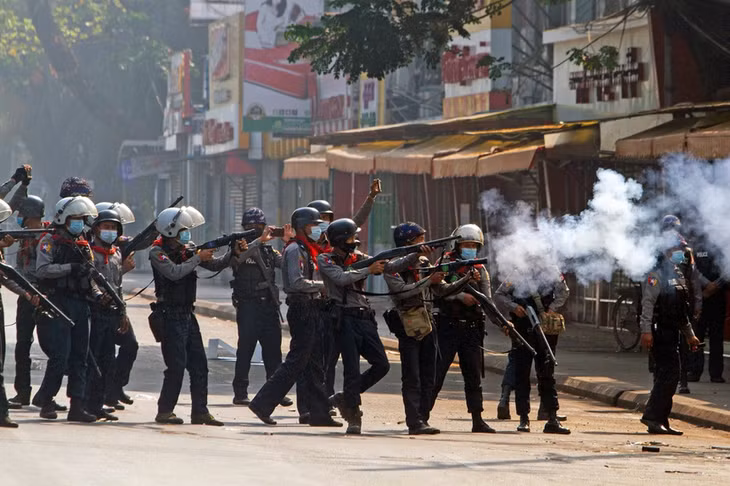 Cảnh sát Myanmar nổ súng vào người biểu tình hôm 28/2. Ảnh: Reuters.
