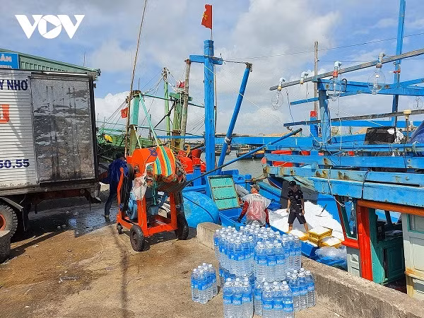 Đá xay là vật dụng không thể thiếu trên tàu cá khi vươn khơi.