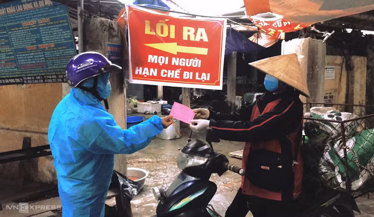 Người bán hàng đi chợ Phả Lại dùng phiếu màu hồng. Ảnh: Linh Bùi