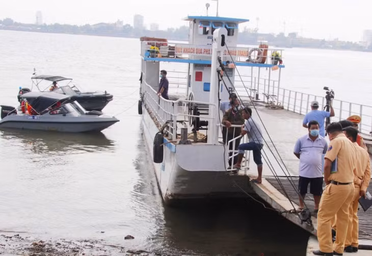 Cảnh sát khám nghiệm hiện trường sau sự cố 10 người trên phà rơi xuống sông. Ảnh: Đ.Đ.