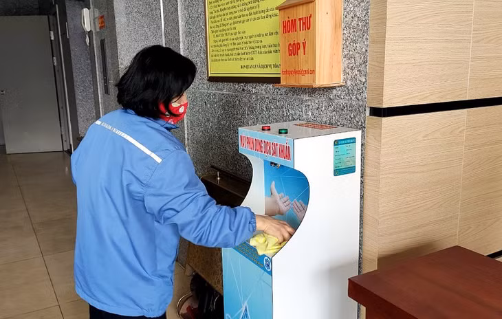 Máy phun dung dịch sát khuẩn tự động được kiểm tra đảm bảo hoạt động ổn định và vệ sinh sạch sẽ.