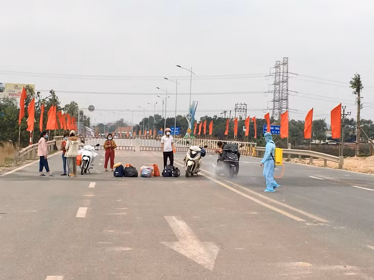 Lực lượng y tế TX Đông Triều tổ chức phun khử khuẩn, đón người dân trở về từ Hải Dương.