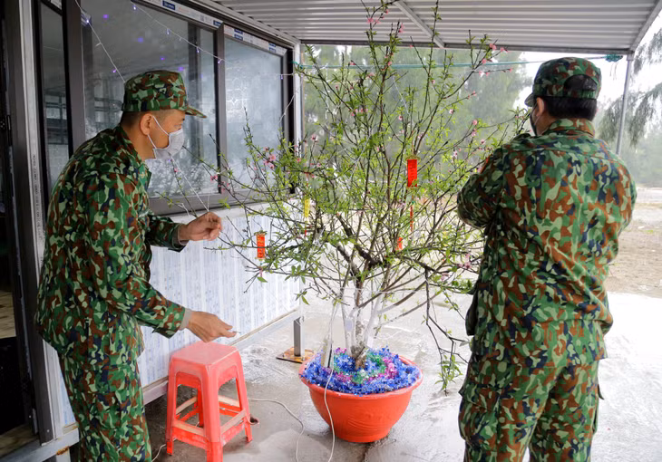 Để không khí Tết Xuân được đầm ấm, vui tươi, tại tất cả các Chốt kiểm soát quản lý biên giới, phòng chống dịch của lực lượng BĐBP đều có đào, quất để anh em CBCS.