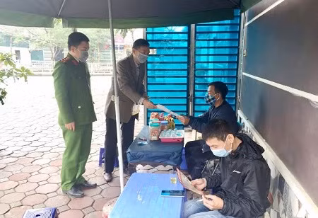 "Tổ COVID-19 cộng đồng" phối hợp với chính quyền, các lực lượng chức năng truy vết, tuyên truyền người dân chống dịch - Ảnh: VGP/Thiện Tâm