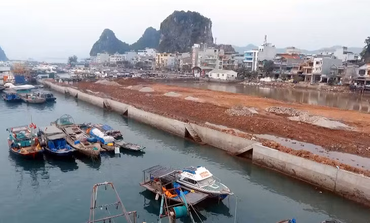  khu hậu cần bến cá: cơ bản hoàn thành đắp đá kè bến và mặt bằng bến hậu cần.