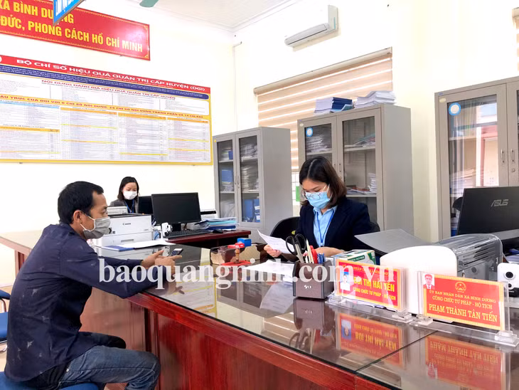Người dân tới làm thủ tục tại xã Bình Dương sau thời gian phong toả.