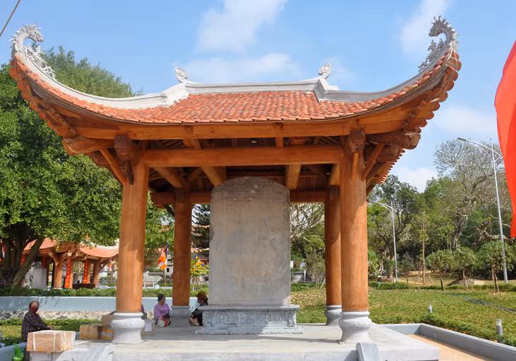 Tấm bia cổ 