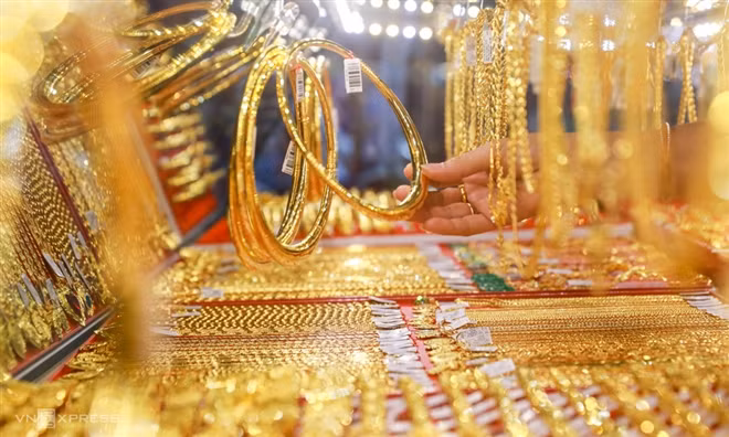 Giá vàng trong nước không biến động mạnh dù giao dịch khá sôi động trước ngày vía thần Tài. (Ảnh: VNE)