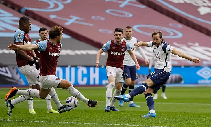Kane (phải) là người dứt điểm nhiều nhất trận gặp West Ham. Ảnh: Reuters.