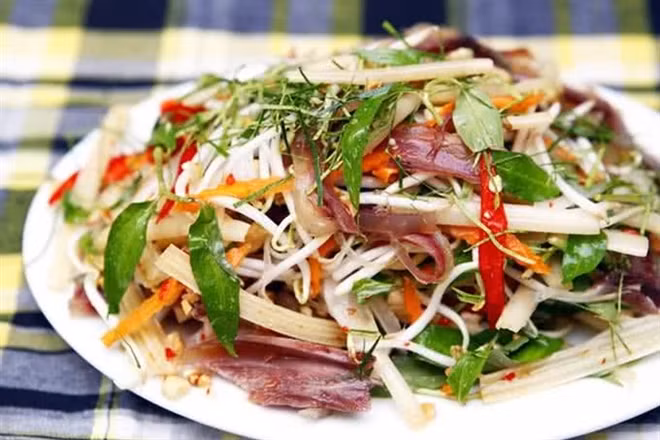 Cách làm nộm gà chua ngọt khá đơn giản.
