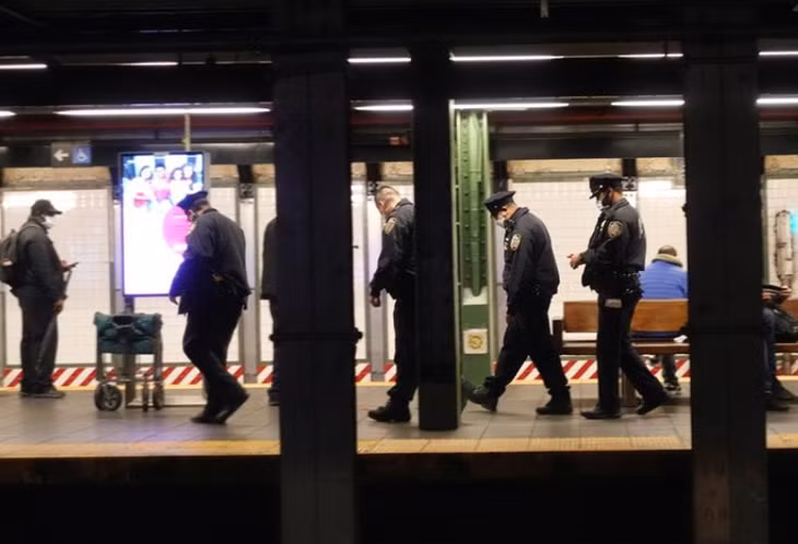 Cảnh sát được điều động đến hệ thống tàu điện ngầm tại New York. Ảnh: Reuters