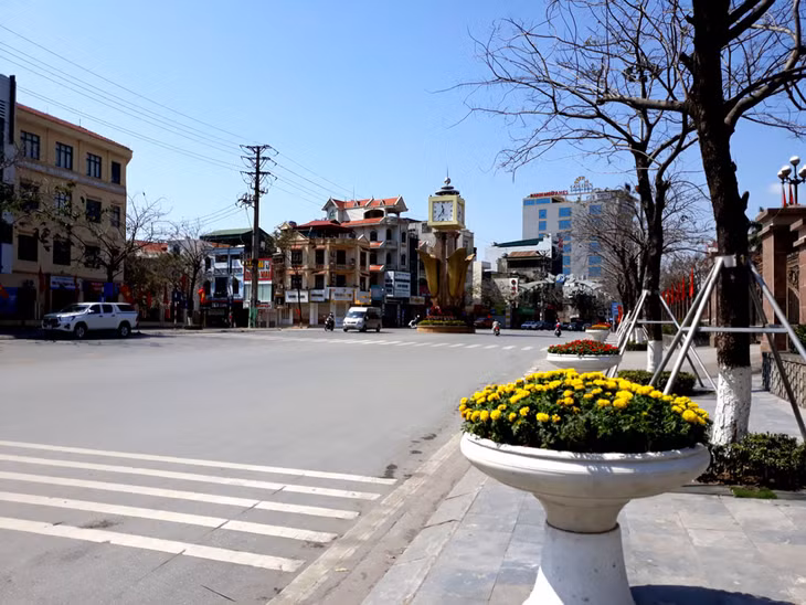 Ngay cả khu phố trung tâm của TP Cẩm Phả cũng trong trạng thái yên bình trong buổi sáng ngày mùng 1 tết Tân Sửu