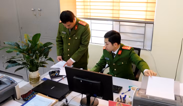 Đại úy Nguyễn Tuấn Anh (ảnh phải), Phó Trưởng Công an xã Thống Nhất, TP Hạ Long, làm nhiệm vụ tại đơn vị.