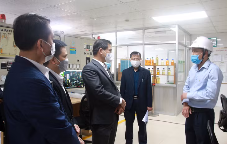 Đồng chí Bùi Văn Khắng, Phó Chủ tịch UBND tỉnh kiểm tra công tác phòng, chống dịch tại Công ty TNHH Dầu thực vật Cái Lân.