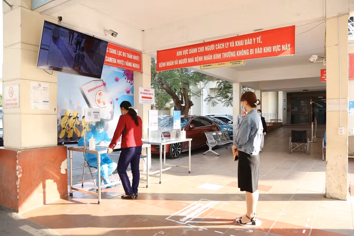 Sàng lọc y tế tại Bệnh viện Đa khoa tỉnh ngay từ cổng vào.