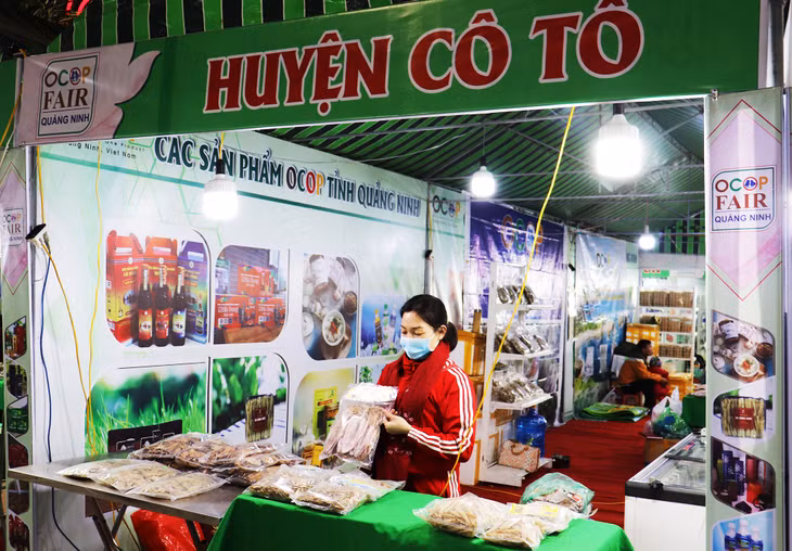 Các doanh nghiệp địa phương tham gia bán hàng và quảng bá sản phẩm tại Tuần bán hàng trực tuyến, tháng 12/2020.