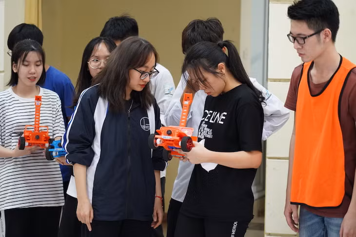 Học sinh, sinh viên tại vòng chung kết HUS Racing 2020 - cuộc thi đua xe mô hình ô-tô tự động có sử dụng các kiến thức nền tảng và nâng cao về điện tử, tin học, máy tính và công nghệ thông tin.