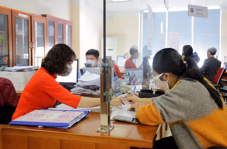 Còn tại Trung tâm Hành chính công TP Hạ Long, ngay từ 8h sáng ngày 17/2, đã có rất đông người dân đến giải quyết TTHC. Cán bộ tại Trung tâm chào đón, hướng dẫn, giải quyết TTHC cho người dân với thái độ niềm nở, tận tình.