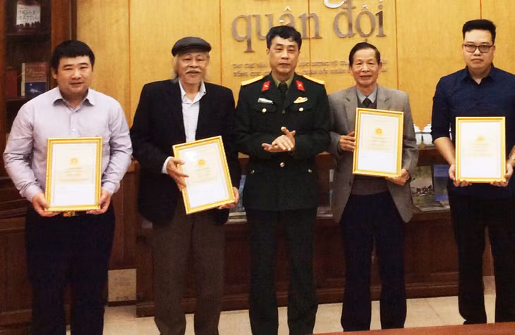 Nhà văn Đinh Phương (ngoài cùng, bên phải) và nhà thơ Trịnh Công Lộc (thứ hai, phải sang)