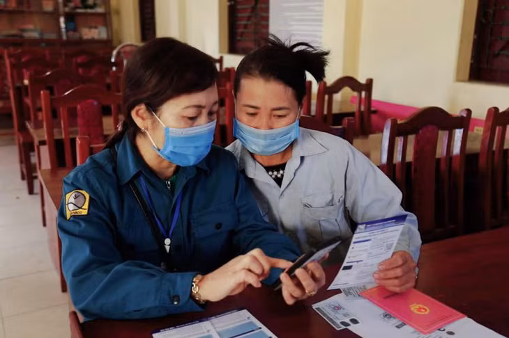 Cán bộ Xí nghiệp nước Đông Triều (Công ty CP nước sạch Quảng Ninh) hướng dẫn người dân xã Tân Việt thủ tục, hồ sơ đăng ký lắp đặt nước sạch và tiện ích trong dịch vụ chăm sóc khách hàng của đơn vị.