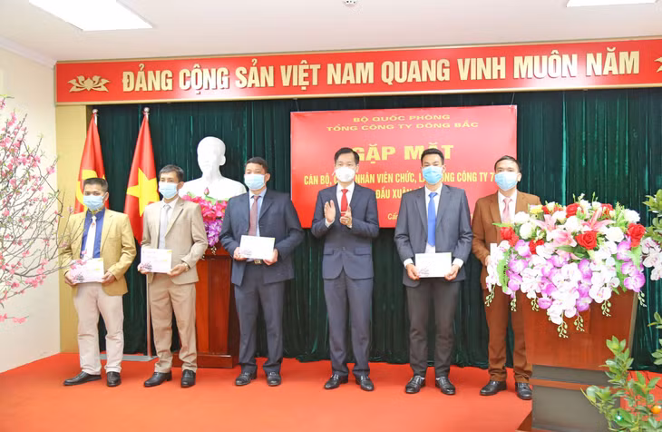 Đồng chí Phương Kim Minh - Phó Bí thư Đảng ủy, Tổng Giám đốc Tổng công ty tặng quà Tết cho đại diện cán bộ, CNVC, lao động các cơ quan, công trường, phân xưởng 
