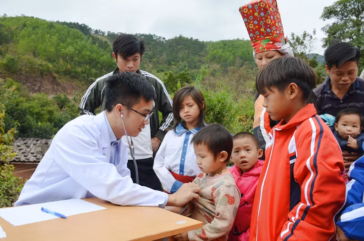 Bác sĩ Bệnh viện Sản Nhi Quảng Ninh khám bệnh miễn phí cho trẻ em Bình Liêu. Ảnh: Nguyễn Hoa.