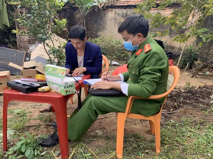 Cảnh sát lập biên bản chủ vườn. Ảnh: Công an Bắc Giang.