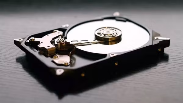 Bên trong ổ HDD là một đĩa cứng được phủ từ