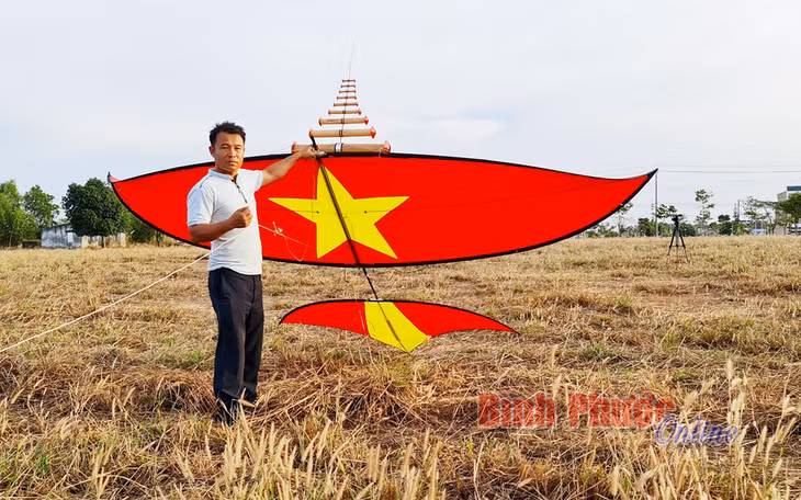 Anh Phí Quang Tùng với bộ sáo diều chuẩn bị thả lên không trung