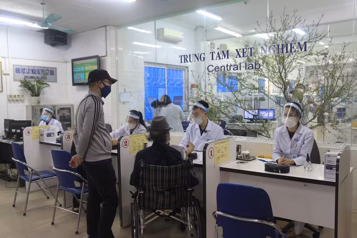 Các phòng khám bố trí nhân lực, đảm bảo giãn cách an toàn trong thăm khám