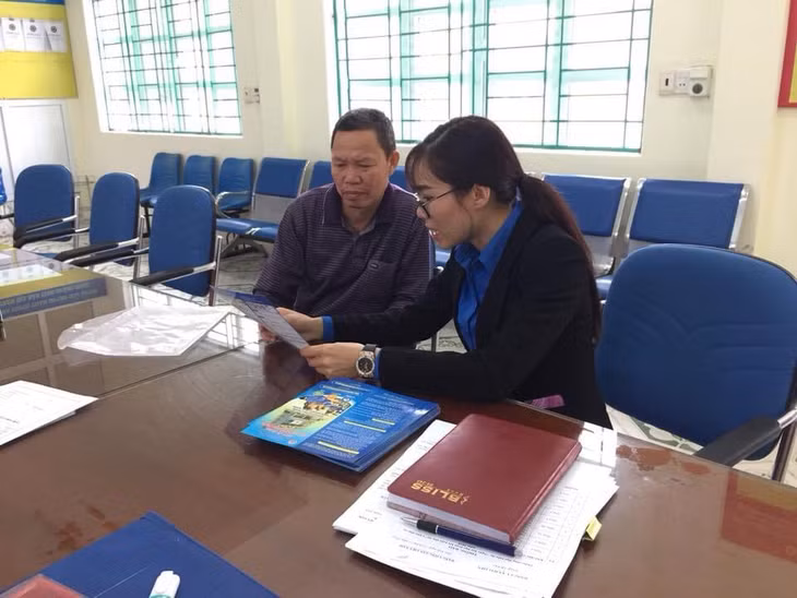 Chị Nguyễn Thị Hải Yến hướng dẫn người dân sử dụng dịch vụ công trực tuyến mức độ 3.