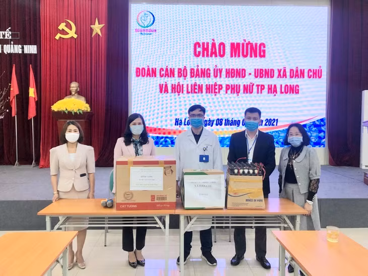 Hội LHPN TP Hạ Long phối hợp trao tặng quà cho Bệnh viện Sản nhi Quảng Ninh nhằm động viên các y, bác sĩ trong công tác phòng, chống dịch Covid-19.