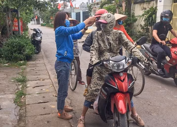 Chị Nguyễn Thị Hải Yến, Bí thư Đoàn xã Hải Tiến (TP Móng Cái) cùng các ĐVTN tham gia các chốt kiếm soát phòng chống dịch Covid-19.