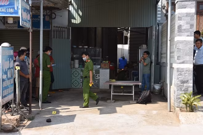 Cơ quan điều tra đang khám nghiệm hiện trường vụ án.