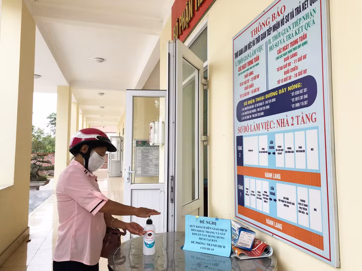 Ngay sau khi được dỡ bỏ phong tỏa, người dân đã thưc hiện tới bộ phận một cửa để làm thủ tục hành chính