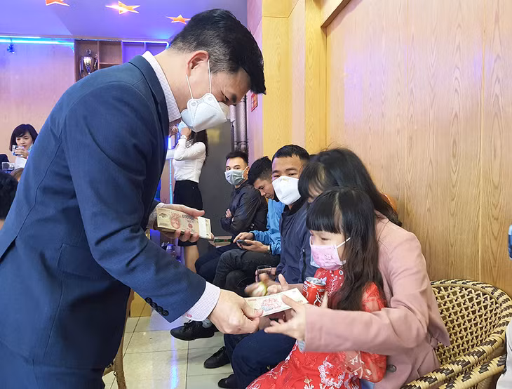 Đồng chí Nguyễn Mạnh Hà, Chủ tịch UBND TP Uông Bí thăm hỏi,c húc tết công nhân Công ty than Nam Mẫu quê ngoại tỉnh ở lại Quảng Ninh đón Tết.