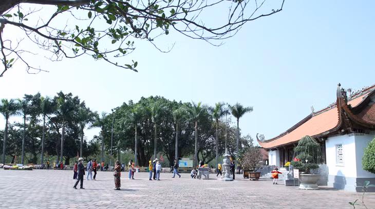 Du khách thăm quan chiêm bái đền Trần Hưng Đạo (TX Quảng Yên).