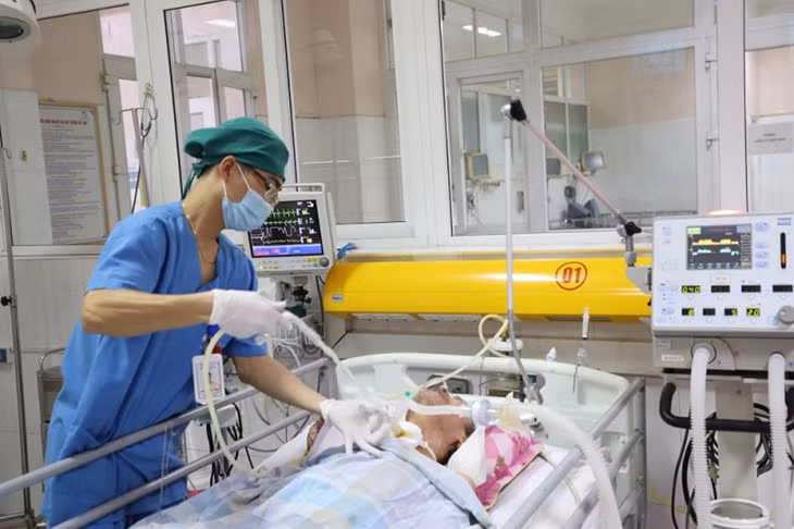 Điều trị cho người bệnh tại Khoa Hồi sức khoa Hồi sức tích cực, Bệnh viện Bãi Cháy.