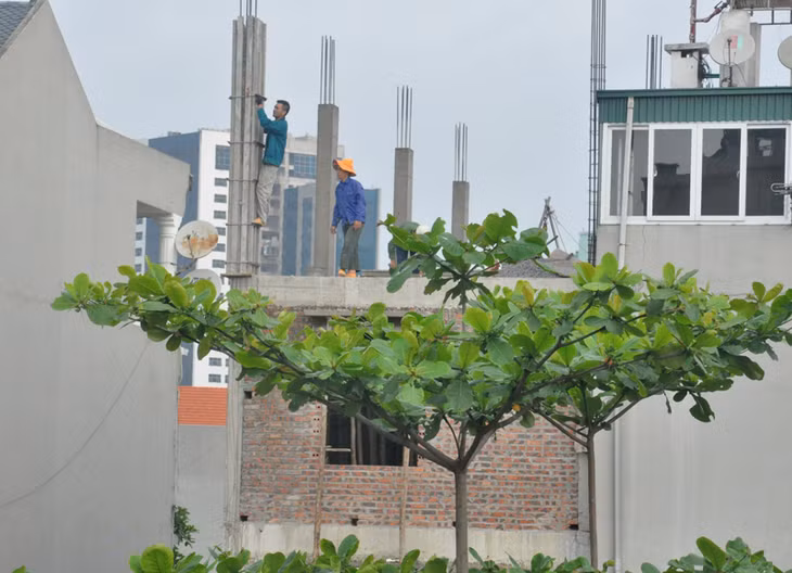 Tình trạng vi phạm ATVSLĐ ở các công trình xây dựng dân dụng còn khá phổ biến (trong ảnh: Một công trình xây dựng dân dụng ở phường Hồng Hà, TP Hạ Long từ đầu năm 2020).