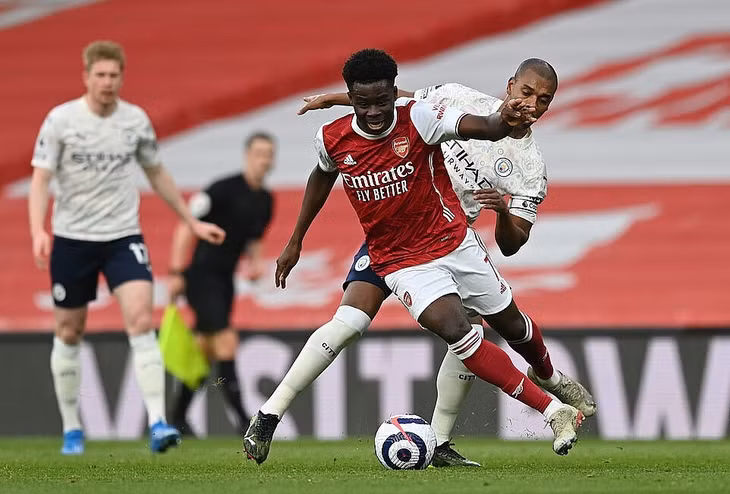 Saka, cầu thủ chơi nổi bật của Arsenal thời gian qua, bị đẩy sang cánh trái, không phải vị trí sở trường. Ảnh: Reuters.