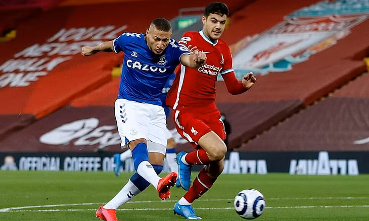Richarlison (trái) mở tỷ số. Ảnh: AP