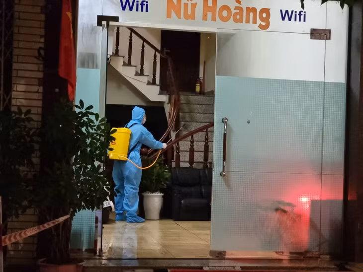 Tối 22/2, Ban Chỉ đạo phòng chống dịch Covid-19 TP Hạ Long đã tiến hành phun tiêu độc khử trùng toàn bộ nhà nghỉ Nữ Hoàng thuộc tổ 1, khu 3, phường Hồng Gai; đồng thời, xử phạt vi phạm hành chính đối với chủ cơ sở kinh doanh nhà nghỉ Nữ Hoàng và Công ty CPĐT thương mại và Công nghiệp Cẩm Phả, vì vi phạm các quy định trong phòng, chống dịch Covid-19.