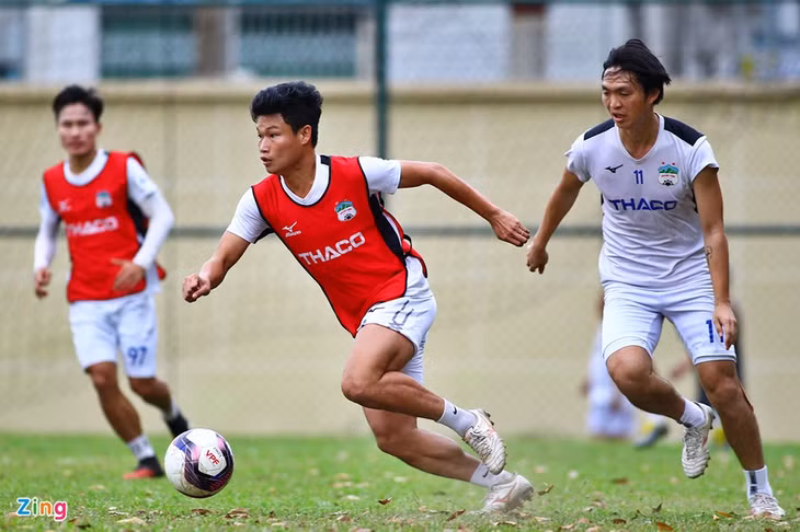 V.League sẽ trở lại sau 45 ngày tạm dừng vì ảnh hưởng của dịch Covid-19. Ảnh: Quang Thịnh.